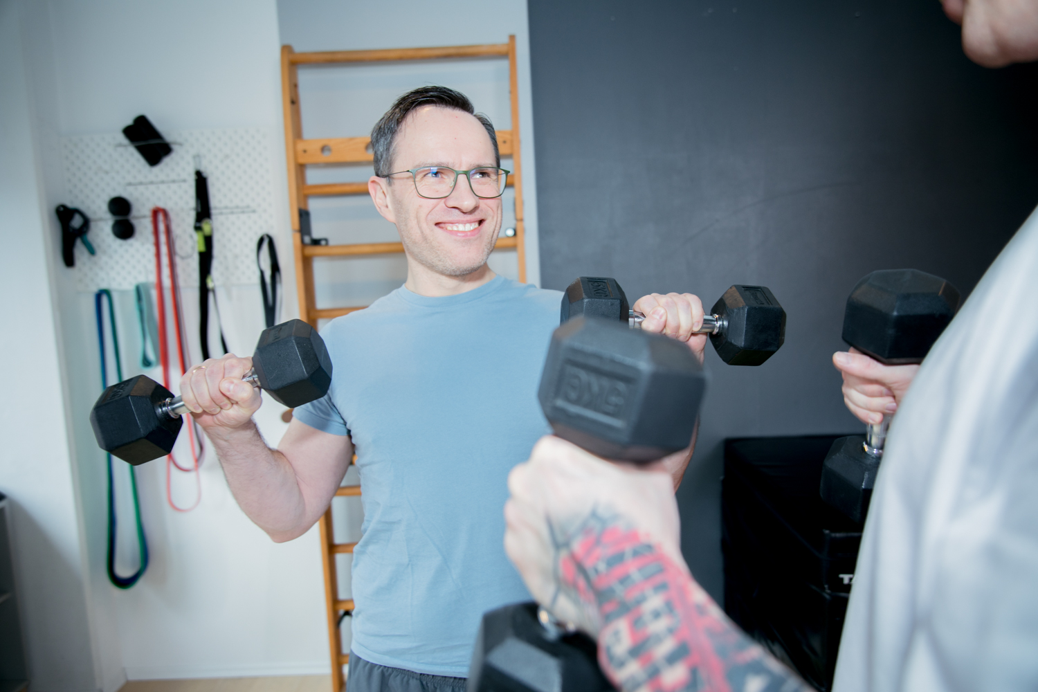 Personal Training: Klient trainiert mit Kurzhanteln unter Anleitung